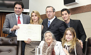 O homenageado e sua família, ao lado do vereador Bruno Miranda